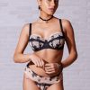 Tanga dentelle et tulle noir poudré