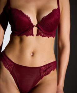 Ensemble lingerie dentelle bordeaux et string