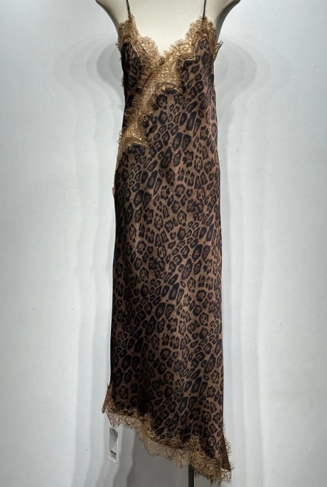 Robe léopard satin fines bretelles asymétrique