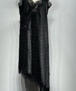Robe noire satin fines bretelles asymétrique