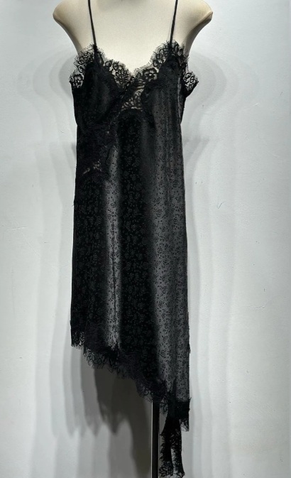 Robe noire satin fines bretelles asymétrique