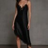 Robe noire satin fines bretelles asymétrique